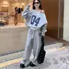 Conjunto Femenino de Estilo Casual para Primavera y Otoño: Conjunto de Dos Piezas para Comercio Electrónico Transfronterizo: Sudadera Holgada de Manga Larga con Hombros Descubiertos y Estampado Digital, y Pantalones Largos de Pierna Ancha con Cordón
