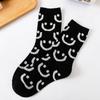 22 calcetines japoneses de algodón peinado de tubo medio para mujer, negros, con carita sonriente, con letras del alfabeto y diseño universitario.