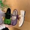 Sapatilhas de Cetim Estilo Francês com Bico Dividido para Mulheres, Sapatos Baixos de Boca Rasa, Novo Modelo 2026, Sapatilhas com Tira Única, Sapatos de Casco de Porco
