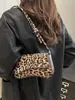 Bolso Pequeño de Piel de Alta Gama para Mujer Nuevo Estilo Primavera 2026 Estampado de Leopardo Marrón Bolso Cuadrado Pequeño Bolso Cruzado al Hombro Estilo Trendy de Chica Popular