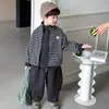 Conjunto de Peluche para Niños Otoño Invierno 2026 Estilo Coreano Chico Genial Chaqueta a Rayas Pantalones Conjunto de Tres Piezas