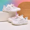 Zapatillas de entrenamiento alemanas para niñas, nuevo modelo primavera/verano 2026, zapatillas deportivas casual blancas de malla transpirable, zapatos Cortez versátiles de suela gruesa
