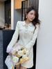 Vestido de punto color marfil blanco estilo dulce dorado para Otoño e Invierno con solapas, manga larga, accesorios de diamantes, suéter básico, falda corta