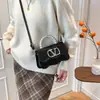 Bolsa de Mão Pérola Tendência Transfronteiriça Bolsa Quadrada Pequena Bolsa Feminina Moda Inverno 2025 Nova Bolsa de Ombro com Fechadura Bolsa Transversal para o Dia a Dia