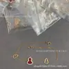Collar Kylin Gourd Edición de Precisión Oro V Wulu Calabaza Pequeña Nácar Blanco Ágata Roja Chapado en Oro Rosa 18K CNC