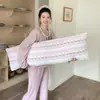 Almohada larga de terciopelo lechoso para mujeres, diseñada para dormir con las piernas recogidas, dormir de lado, respaldo de sofá, cojín de respaldo para sala de estar, nuevo estilo 2026