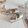Sapatos de couro femininos fofos 2026 nova moda infantil primavera e outono, sapatos casuais versáteis