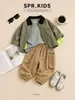 Jaqueta infantil color-block retrô, conjunto de camiseta estampada de duas peças e calça de trabalho casual - um conjunto estiloso de três peças para crianças