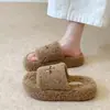 Chinelos femininos peludos com tira cruzada e sola grossa, nova coleção outono/inverno 2026, chinelos casuais de pelúcia para exterior, design moderno