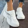 Zapatos deportivos casuales de malla transpirable para todas las estaciones, suela gruesa, cordones, talla grande, para estudiantes, zapatos bajos cómodos de un solo color