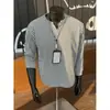 Malha masculina de alta qualidade, com listras verticais, uma trama grossa e um design novo e popular para outono e inverno. Este suéter respirável e quente é um item essencial