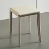 Mesa de comedor minimalista moderna, taburete bajo, taburete de hogar de lujo ligero y elegante, taburete de comedor apilable de cuero de silla de montar, taburete popular para tocador