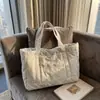 Bolso Tote Acolchado con Estampado de Letras 2025 Otoño e Invierno Nuevo Coreano de Gran Capacidad Bolso de Hombro Elegante para Mujer