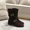 Botines retro estilo celebrity de gamuza con punta redonda, tacón grueso y correa de hebilla, botas de cowboy western para mujer, disponibles para dropshipping
