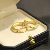 Brincos Elegantes Retrô de Luxo Leve com Esmalte e Folha Floral Dourada Escovada, Brincos de Tarraxa Bicolores Versáteis e Estilosos para Mulheres