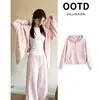 Conjunto de Tres Piezas con Sudadera con Capucha y Chaqueta Rosa Otoñal Nuevo Estilo 2026 Bestseller Popular de Este Año Estilo Coreano Atuendo con Sensación de Alta Gama