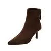 Botas Femininas Cano Curto Pretas de Camurça Salto Agulha 7cm Bico Fino Elásticas Estreitas Zíper Atrás Forradas com Lã Novas Botas de Inverno