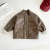 Vale do Vento 2026 Inverno Novo Estilo de Hong Kong Gola Alta Jaqueta de Couro Acolchoada Infantil, Design Estiloso em Retalhos, Jaqueta de Couro Quente para Meninos