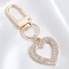 Lujo Ligero Chapado en Oro Full Diamante Charm Hebilla en Forma de D Colgante Hueco en Forma de Corazón Accesorios para Bolsos Llaves Fábrica Stock Mayorista
