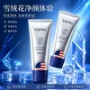 El Limpiador Facial Purificante Edelweiss de Yaping tiene una espuma densa que limpia las impurezas de la piel, dejándola con una sensación refrescada, no tirante y humectada.