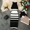Vestido coreano impresionante y súper elegante de cuello halter a rayas de seda helada, dulce y picante, de corte ceñido, longitud media por encima de la rodilla