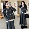 Ropa de Maternidad 2025 Otoño e Invierno Nuevo Suéter Falda de Dos Piezas Falsas con Flor Estéreo de Alta Resistencia Aspecto Adelgazante Traje de Maternidad Moderno