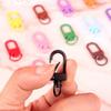 Fabricante en stock metal pintura hebilla de perro gancho de color colgante de joyería DIY anillo de tarjeta anillo de hierro pintura a mano llavero