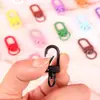 Fabricante en stock anillo de tarjeta anillo de hierro llavero pintado a mano pintura metálica hebilla de perro hebilla de gancho de color colgante de joyería DIY
