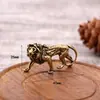 Llavero de latón vintage caballo creativo para el éxito adornos de oficina pequeño caballo de cobre colgante colgantes fabricantes al por mayor