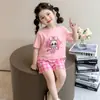 2026 Novo Estilo Solto e Fashionável Desenho Animado Roupas Infantis Doce Conjunto de Duas Peças Shorts de Manga Curta Camiseta Roupa de Verão Tendência