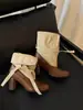 Coleção Outono/Inverno 2026 estilo coreano: botas de tornozelo retro com decote em V e tiras, estilosas e elegantes, com salto grosso e efeito emagrecedor, perfeitas para um look estilo Western