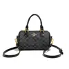 Bolsa Mini Boston Vintage com Monograma Feminina Bolsa de Ombro Transversal Fashion 2026 Nova Bolsa Almofada de Mão em Forma de C para Mulheres