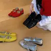 Sapatos Baixos de Couro Estilo Retrô Francês para Mulheres, Novo Estilo Primavera 2026, Bico Quadrado, Sapatos de Salto Baixo, Sapatos Mary Jane com Uma Tira