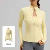 Jaqueta Esportiva Casual Cor de Pêssego para Mulheres com Gola Alta Patchwork, Efeito Emagrecedor, Bolsos e Corte Justo para Fitness e Yoga