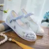 Grulla Blanca de Almohada 2026 Estilo Nuevo Tacón de Cuña Flor Pequeña Estilo Étnico Zapatos Bordados Zapatos de Tela para Bailar Aumento de Altura Interior Zapatos Individuales para Mujer