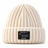 Gorro de punto de alta gama con pompón y logo cuadrado para hombre y mujer, moderno sombrero de lana para pareja para otoño e invierno, sombrero cálido y versátil para clima frío