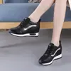 Tênis Branco Feminino com Aumento Interno de Altura e Solas Grossas, Novos Sapatos Casuais Outono e Inverno 2026, Versátil Estilo Coreano com Malha Vazada Sapatos Femininos