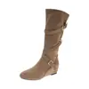 Botas longas retro para aumentar a altura para mulheres, novo estilo de moda 2026 com fivela de cinto, botas plissadas empilhadas, botas femininas de salto alto afinadoras