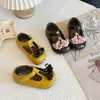 Elegantes zapatitos de piel para niñas, novedad otoño 2026 versión coreana, zapatitos de suela blanda para bebés niñas, dulces zapatos planos para niños pequeños