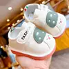 Zapatos para niños pequeños, nuevos modelos de primavera y otoño, zapatos para bebés principiantes para niños de 1 a 2 años, suela blanda, antideslizantes, con sonido de chirrido, de dibujos animados