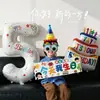 Montaje de escena de decoración para fiesta de cumpleaños del primer año del bebé, niño feliz, niño, corona, pastel, sombrero, tocado, gafas