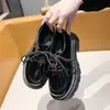 Mocasines zapatos de mujer suela gruesa 2023 Invierno zapatos de cuero forrados de felpa estilo británico grueso negro combinan con todo zapatos de cordones suela suave