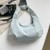 Bolsa de Ombro/Mão Vintage Texturizada com Rebites para Mulheres - Nova Coleção Outono 2026