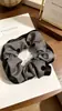 Scrunchies de satén huecos de moda en stock al por mayor con un tacto de alta gama y estilo elegante