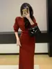 Conjunto Elegante de Color Sólido Nuevo para Mujer Primavera Temprana 2026: Conjunto de Dos Piezas: Suéter Diagonal Abotonado Hombros Descubiertos y Falda Midi de Punto