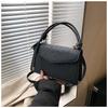 Pequena bolsa quadrada feminina 2025 bolsa de ombro retrô simples com relevo bolsa popular deste ano bolsa feminina nova bolsa casual crossbody