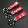 Llavero de coche con patrón de dibujos animados de marca creativa y moderna, colgante para motocicleta, correa de cuero y metal anti-pérdida, regalo