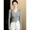 Suéter de punto gris para mujer con cuello en V y manga larga, nuevo estilo para principios de otoño de 2026, extremadamente elegante, top fino ajustado