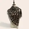 Novo Lenço Estampado de Leopardo Outono/Inverno 2026 para Mulheres, Estilo Europeu e Americano, Cachecol Quente e Versátil, Xale Confortável e Fashion de Faux Cashmere