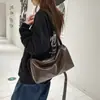 Bolsa de ombro transfronteiriça de grande capacidade, couro macio, estilo descontraído, bolsa transversal para o dia a dia, voltada para exportação, bolsa tipo "dumpling" inspirada em motocicletas, atacado personalizado